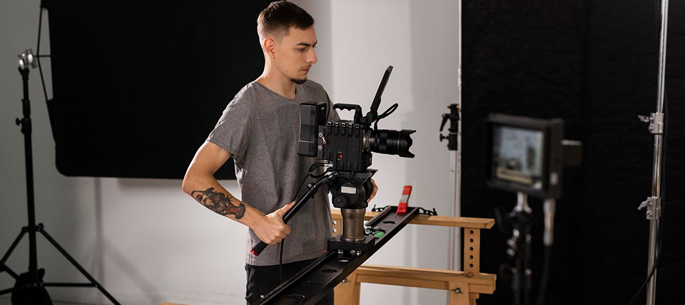 persona sosteniendo una cámara