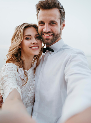 una pareja en su boda