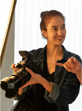 chica sosteniendo una cámara