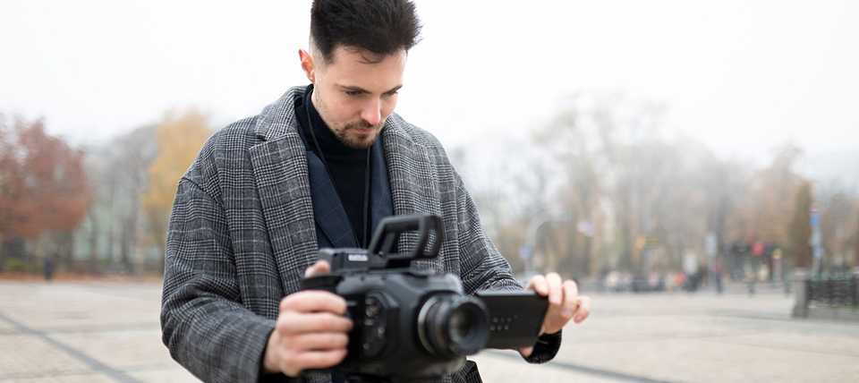 fotógrafo grabando un video con la cámara