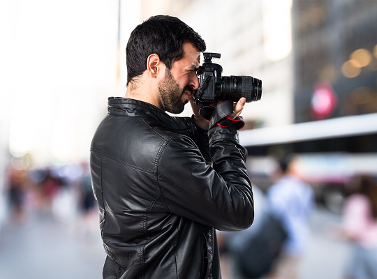 fotógrafo enfocando en su cámara